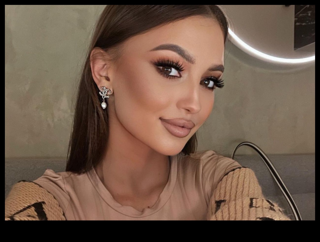 فن التعزيز الدقيق: مكياج يومي لمظهر غير رسمي